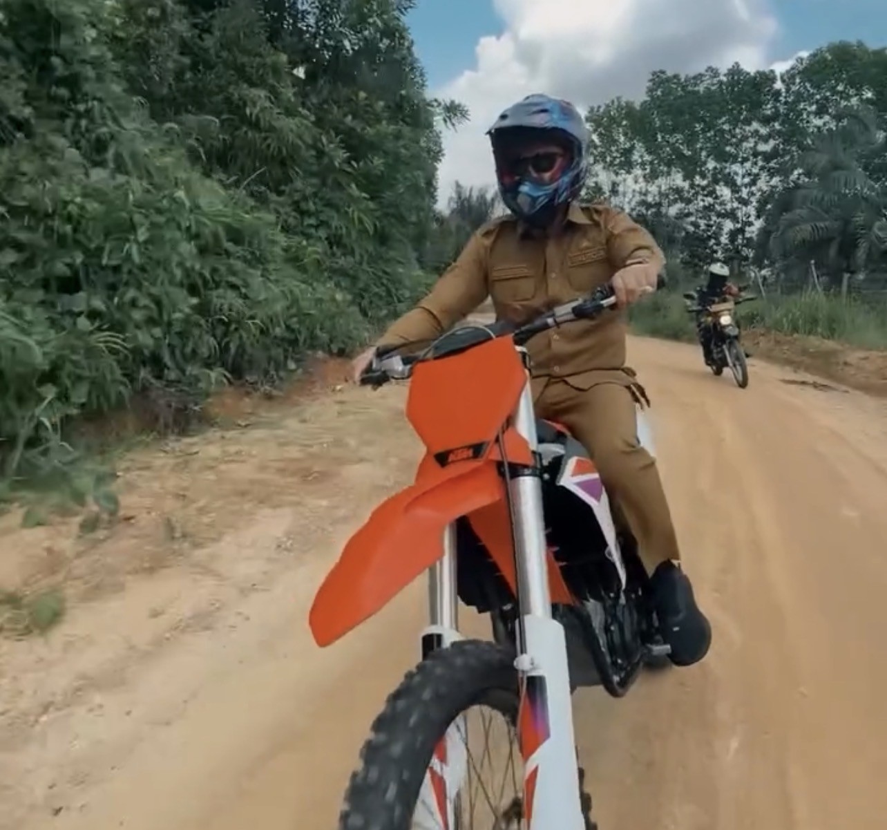 Walikota Pekanbaru Agung Nugroho Motoran ke Daerah Terisolir, Segera Alirkan Listrik !