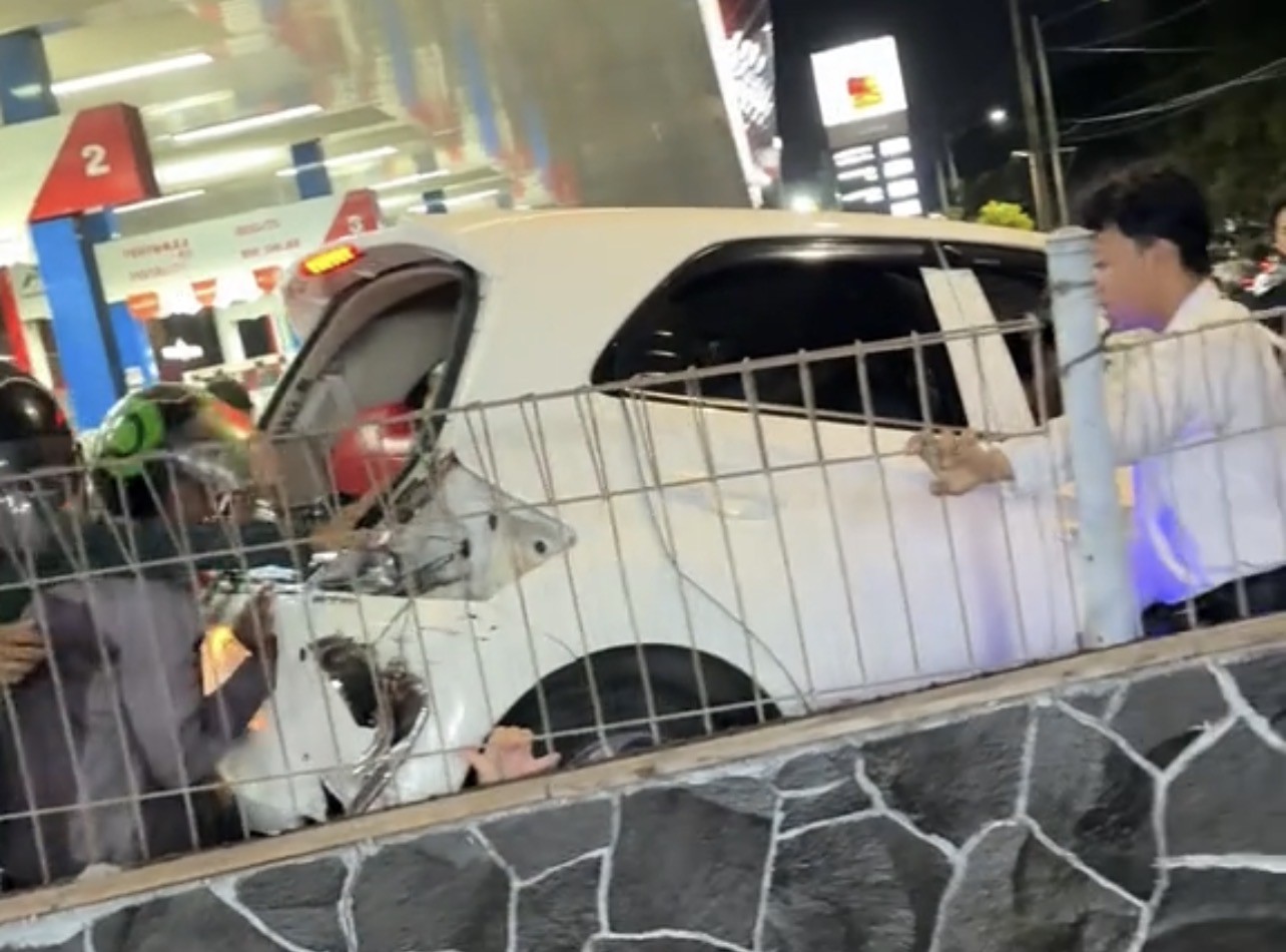 Mobil Matic Mundur dan Menabrak Dua Pengendara Motor di SPBU Dharmahusada Surabaya