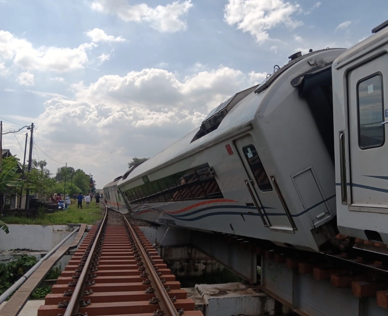 KA Purwojaya Anjlok di Stasiun Kedunggedeh Bekasi, Penumpang Selamat dan Sejumlah Perjalanan Dibatal