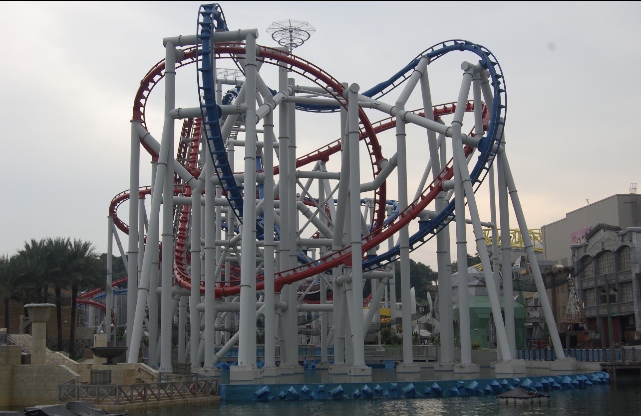 Roller Coaster Universal Studio Singapore Mogok, 16 Pengunjung Dievakuasi