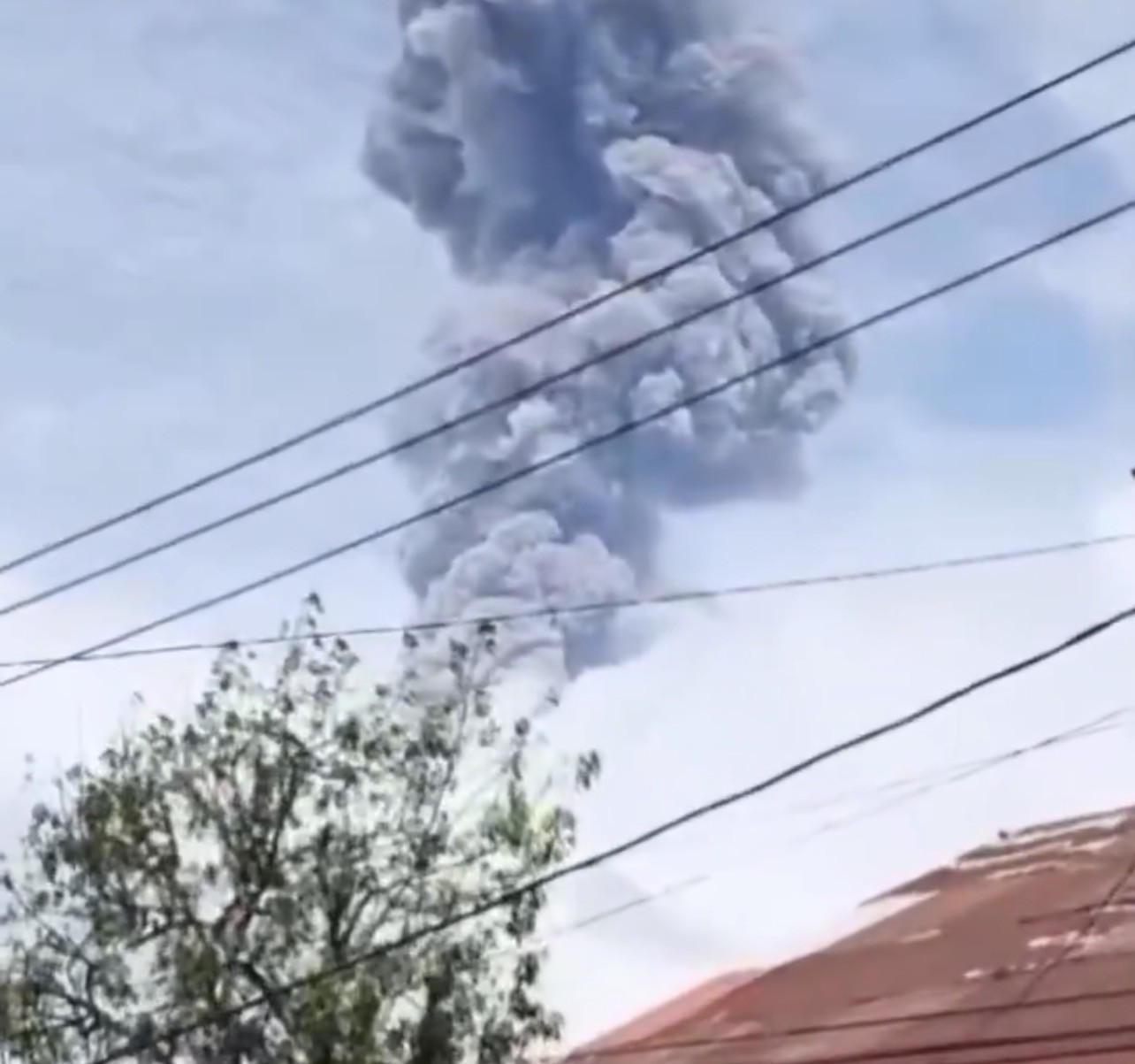 Gunung Marapi Erupsi, Abu Vulkanik Landa Agam: Status Masih Waspada