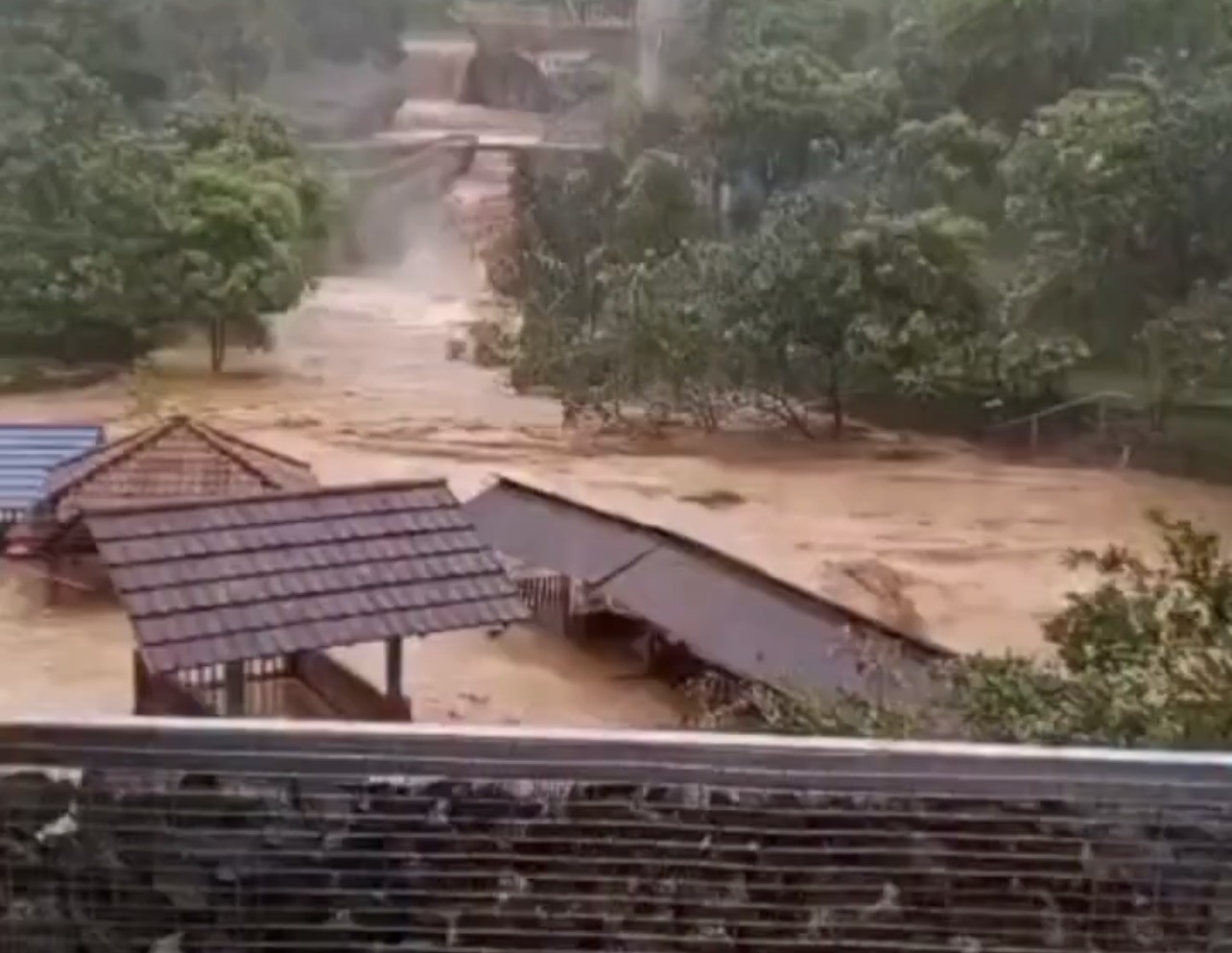 Banjir Bandang Terjang Bandung Barat, Fasilitas Wisata dan Sawah Terendam Lumpur