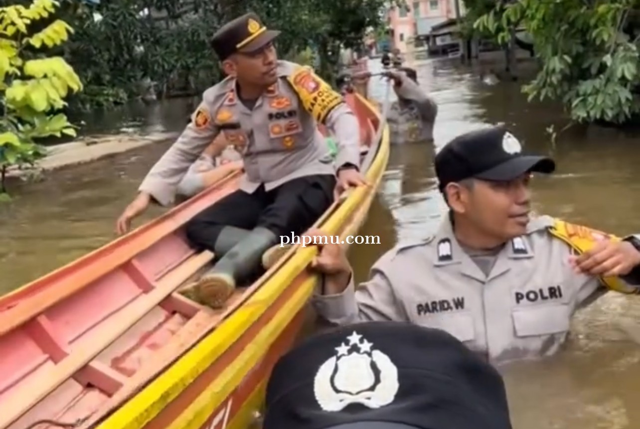 Polsek Lahei Tembus Banjir Salurkan Bantuan, Kapolsek Diperahu Tuai Sorotan